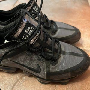 Boys size 5.5 youth, Nike Air Vapormax plus